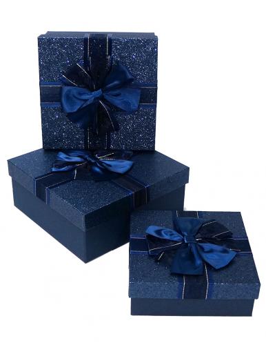 Набор из трёх синих квадратных подарочных коробок с бантом из ленты, отделка фактурной блестящей бумагой, размер 19*19*7,5 см.