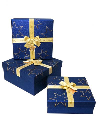 Набор из трёх синих квадратных подарочных коробок с бантом из ленты, отделка фактурной блестящей бумагой с рисунком, размер 24*24*11,5 см.