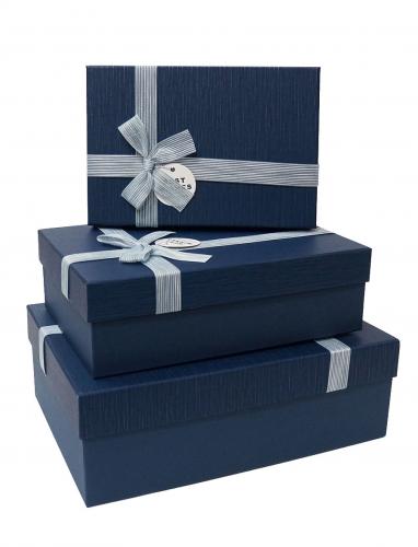 Набор из трёх прямоугольных подарочных коробок синего цвета с узором "штрихи" и бантом, отделка матовой фактурной бумагой, размер 33*24*11,5 см.