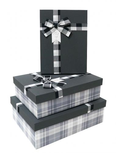 Набор из трёх прямоугольных подарочных коробок серого цвета с бантом из ленты в клеточку, отделка софт-тач бумагой, размер 29*21*9,5 см.
