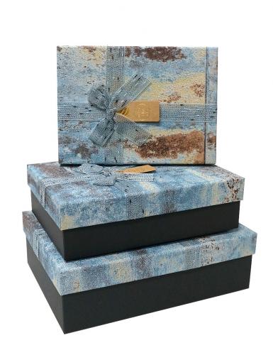 Набор из трёх прямоугольных подарочных коробок голубого цвета с бантом из ткани, отделка фактурной бумагой, размер 29*21*9,5 см.