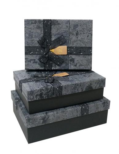 Набор из трёх прямоугольных подарочных коробок серого цвета с бантом из ткани, отделка фактурной бумагой, размер 29*21*9,5 см.