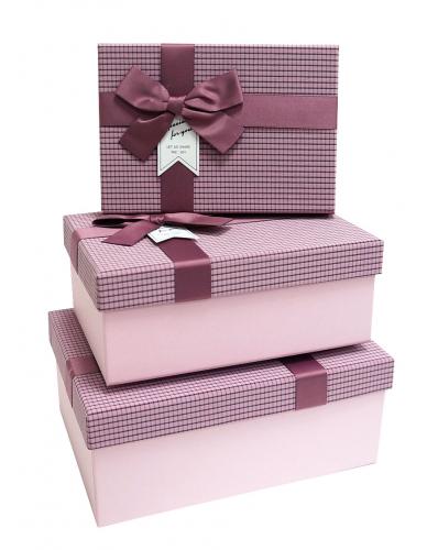 Набор из трёх прямоугольных подарочных коробок светло-брусничного цвета, отделка ткань с рисунком, бант из ленты, размер 22*16*9,5 см.