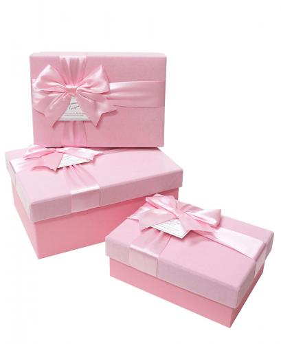 Набор из трёх бархатных розовых прямоугольных подарочных коробок с бантом из ленты, размер 22*16*9,5 см.