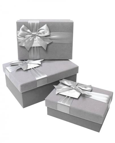 Набор из трёх бархатных светло-серых прямоугольных подарочных коробок с бантом из ленты, размер 22*16*9,5 см.