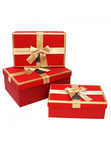 Набор из трёх красных прямоугольных подарочных коробок с золотистыми краями и бантом из ленты, отделка фактурной блестящей бумагой, размер 22*16*9,5 см.