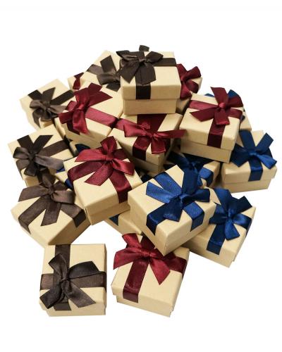 Набор из 24 квадратных ювелирных подарочных коробочек с бантом разного цвета, отделка крафтовой бумагой, размер 5*5*2 см.