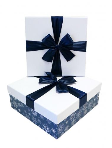 Набор из двух новогодних квадратных подарочных белых коробок с синим бантом и рисунком, размер 24*24*11,5 см.