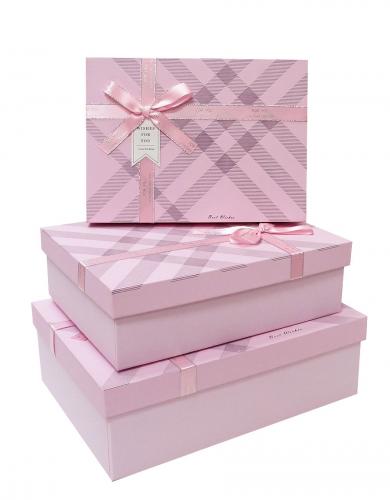 Набор из трёх прямоугольных подарочных коробок  в клеточку розового цвета с бантом из ленты, отделка матовой бумагой, размер 29*21*9,5 см.